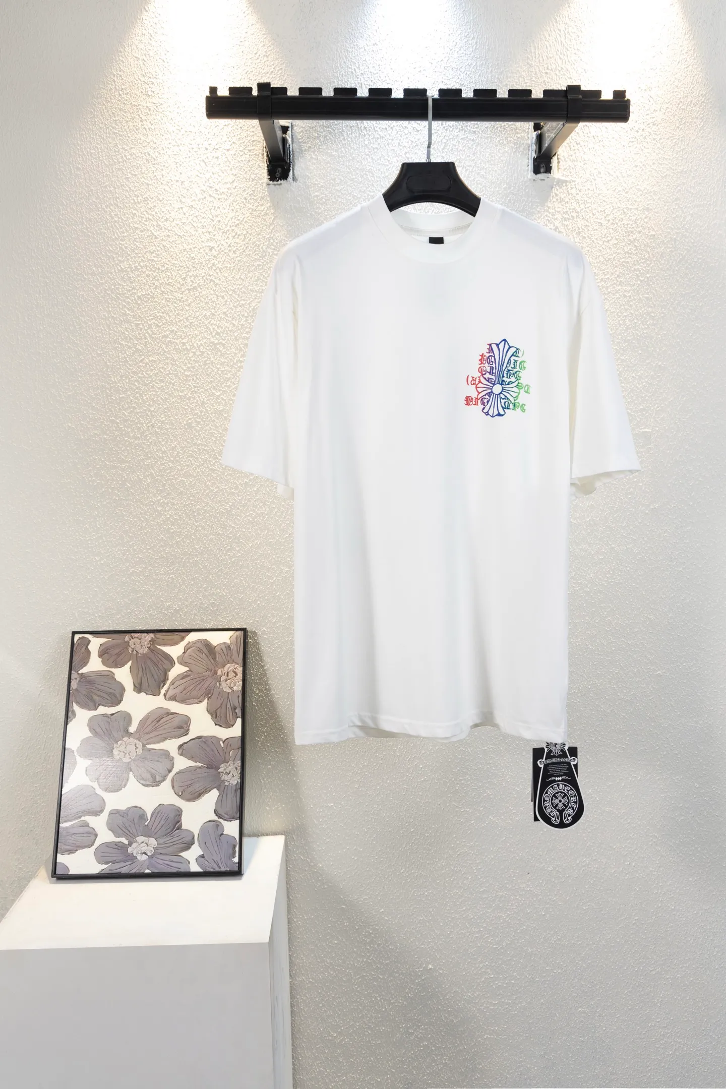 🅿️170 top version model number k8046 CH Kejia Sanskrit cross heavy industry foam printed T-shirt! Every one of Crow's products is really unique. Every piece has a back view. This leather label design is really cool. The leather label and silver jewelry design make the whole dress the icing on the cake. The texture of the whole short-sleeved piece is really amazing. It is made of 260g pure cotton fabric! 100% authentic to the official version, with all the details. All cuffs, shoulder seams, armholes, and necklines are all double-needle crimping. This is the rigorous craftsmanship that big brands should have. Details determine quality. The original washed tag packaging is full of style! The whole piece adopts three-needle and five-thread technology (neckline-shoulder seam-sleeve seam-double-pressed thread, which looks more three-dimensional and textured) and has the same craftsmanship as the original original, with a classic version, small dropped shoulders, and a micro silhouette! Color: Black White Size: XS-L